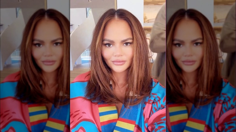 Chrissy Teigen con acconciatura a pallonetto allungato