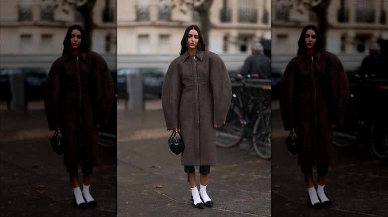 donna che indossa calzini e ballerine