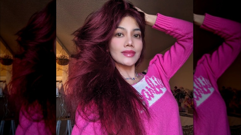 Maglione rosa capelli ciliegia cola