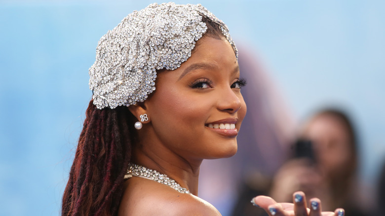 Copricapo argentato Halle Bailey con capelli rossi