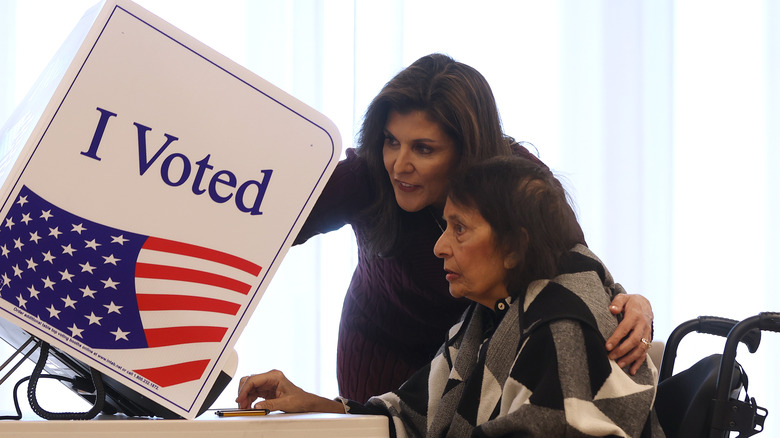 Nikki Haley vota con la madre Raj