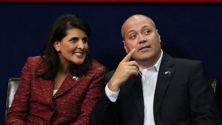 Nikki Haley sorride, Michael Bill Haley indica