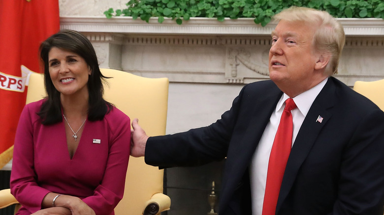 Nikki Haley sorride mentre Donald Trump le tocca il braccio