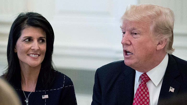 Nikki Haley guarda il discorso di Donald Trump