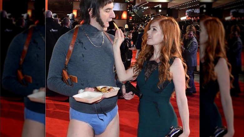 Isla Fisher dà da mangiare a Sacha Baron Cohen