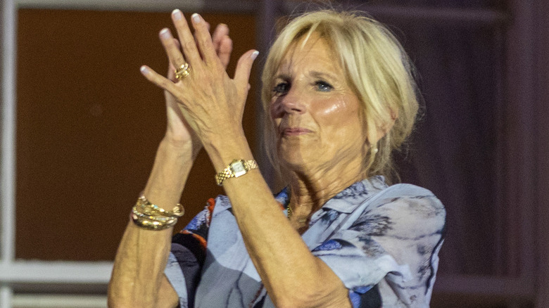 Jill Biden applaude con le braccia alzate