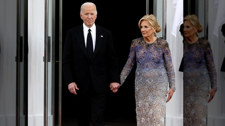 Jill Biden indossa l'abito di Oscar de la Renta con Joe Biden