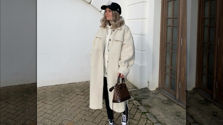 donna che indossa felpa con cappuccio e shacket