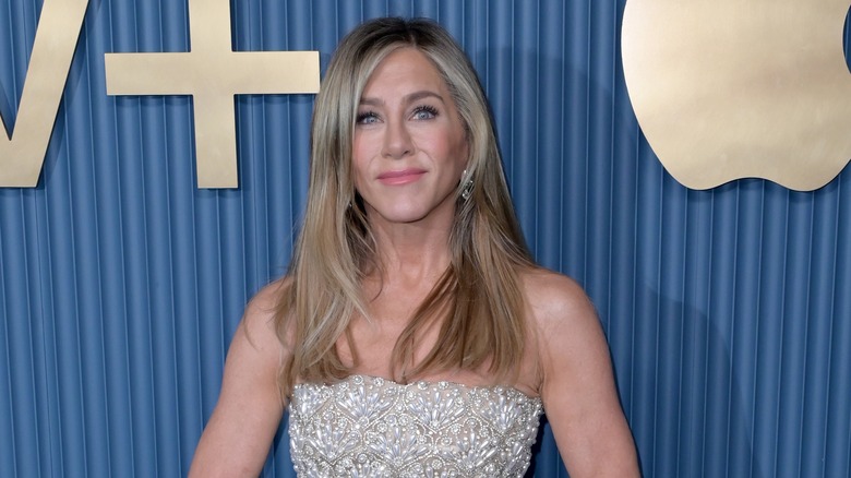 Jennifer Aniston indossa un abito argentato senza spalline con rivestimento di perline