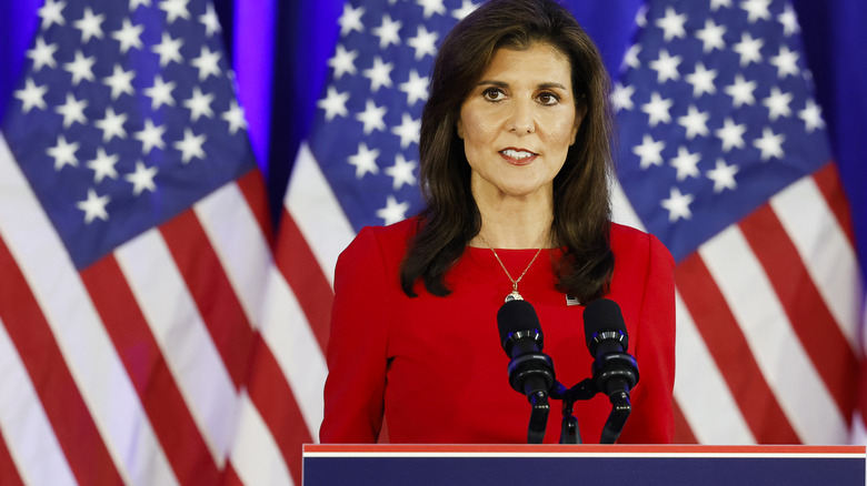 Nikki Haley vestita di rosso