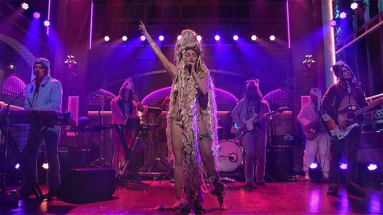 Miley Cyrus si esibisce nell'episodio SNL del 2015