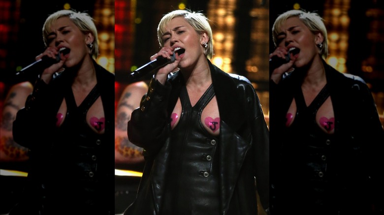 Miley Cyrus canta alla Rock & Roll Hall of Fame 2015