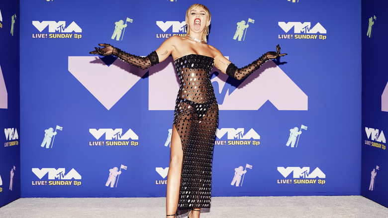 Miley Cyrus indossa un abito a specchio ai VMAS 2020