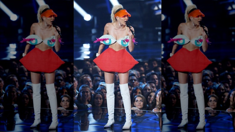 Miley Cyrus ai VMAS 2015