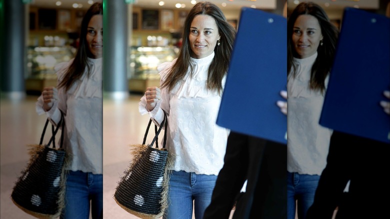 Pippa Middleton all'aeroporto con in mano una borsa