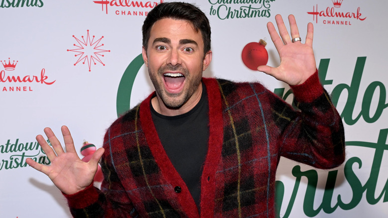 Jonathan Bennett posa da Hallmark "Conto alla rovescia per Natale."