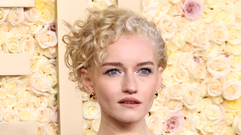 Julia Garner capelli ricci Golden Globes