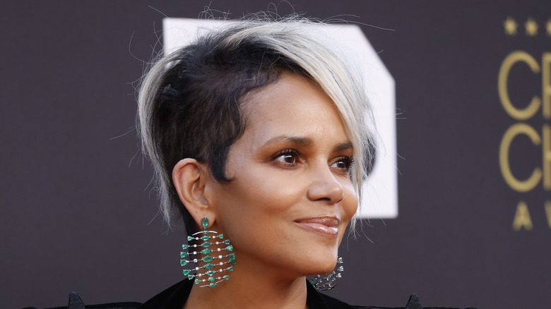 Capelli biondi di Halle Berry sottosquadro