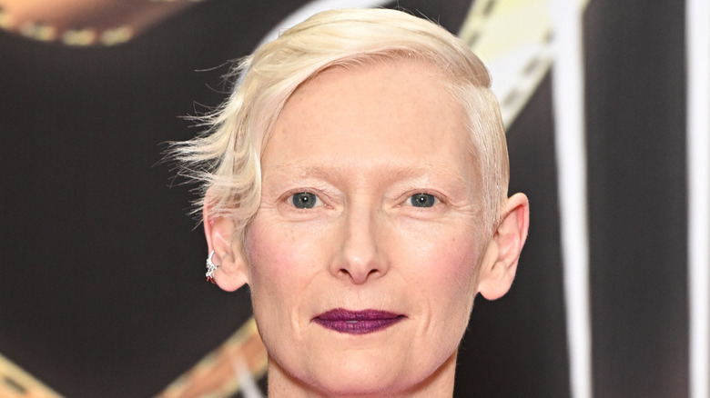 Rossetto bordeaux di Tilda Swinton