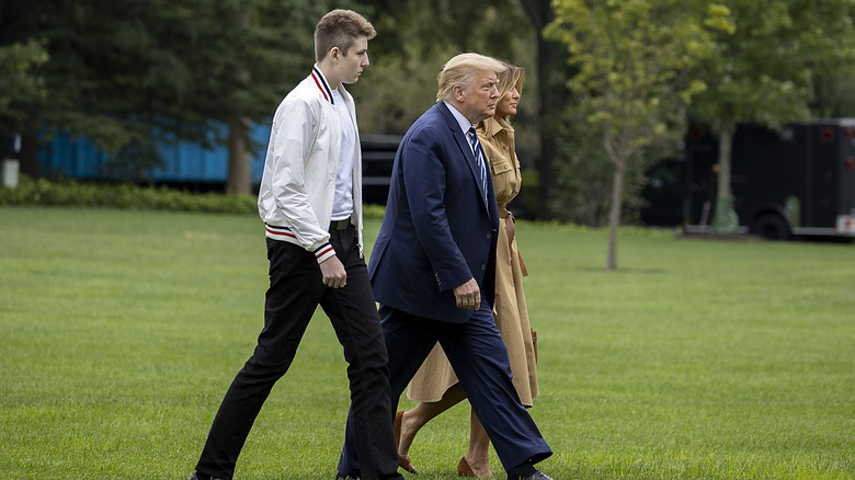 Donald, Melania e Barron Trump camminano