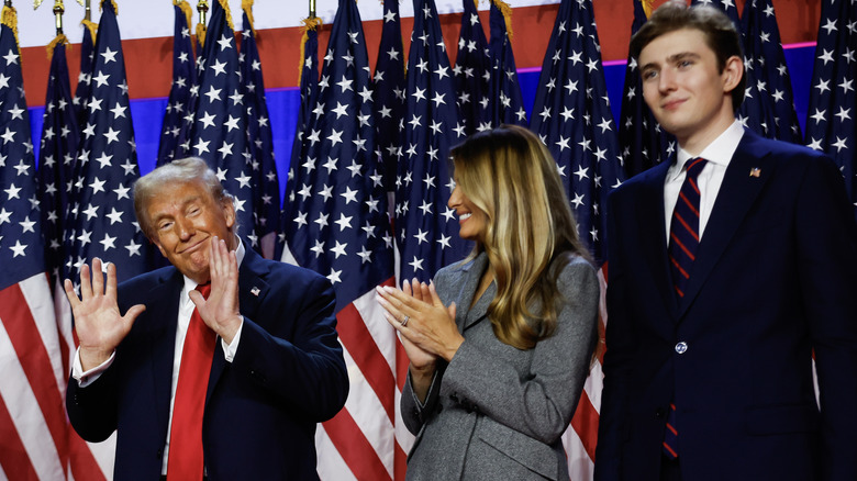 Barron Trump e Melania Trump celebrano la vittoria di Donald Trump davanti alle bandiere americane