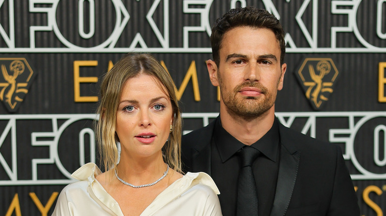 Theo James e Ruth Kearney posano