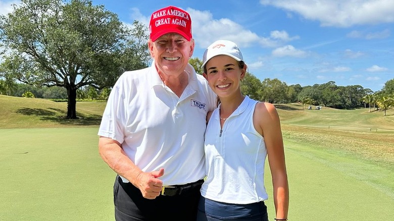 Donald Trump su un campo da golf con la nipote Kai Trump