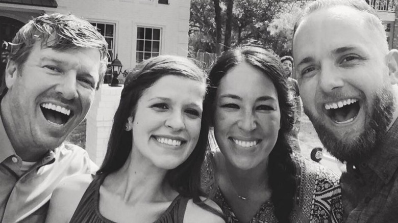 Chip e Joanna Gaines scattano una foto di gruppo