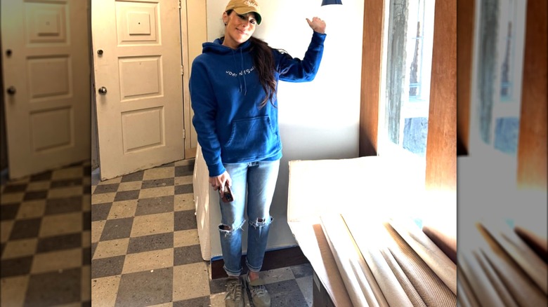 Joanna Gaines indossa una felpa con cappuccio e un berretto da baseball