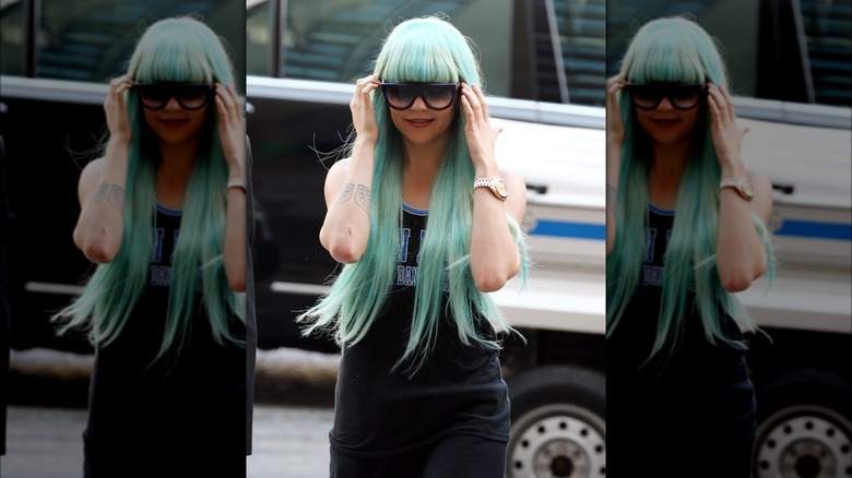 Amanda Bynes con i capelli blu