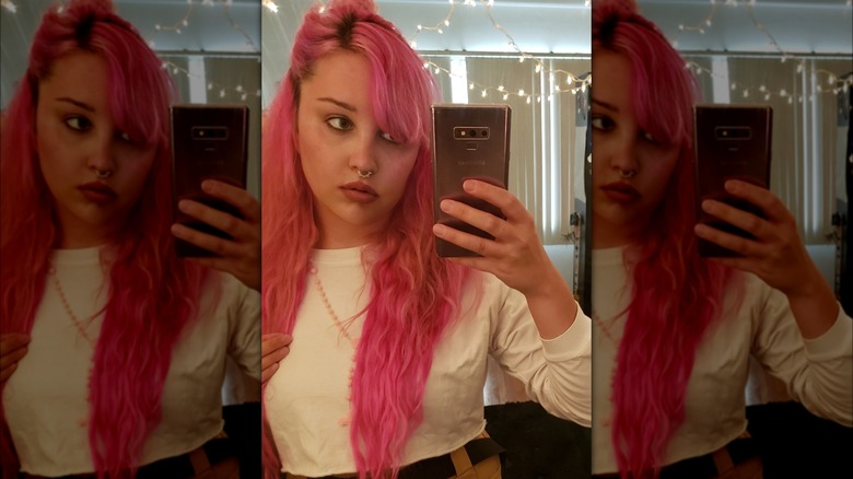 Amanda Bynes si tinge di rosa