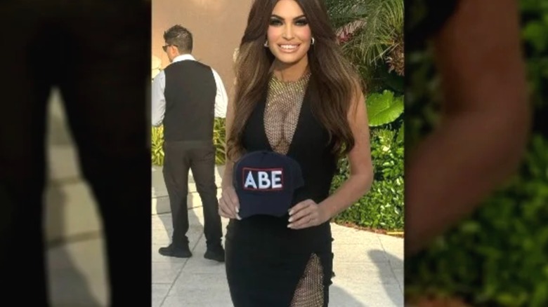 Abito Kimberly Guilfoyle in rete nera