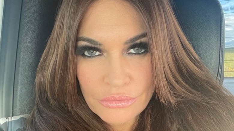 Kimberly Guilfoyle ciglia finte imbronciate