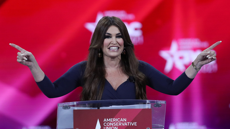 Kimberly Guilfoyle punta il dito