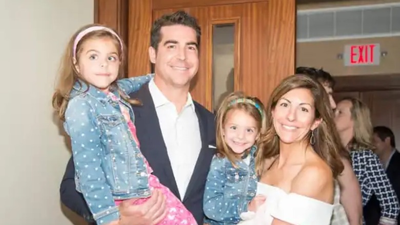 Noelle Inguagiato et Jesse Watters posent avec leurs filles jumelles