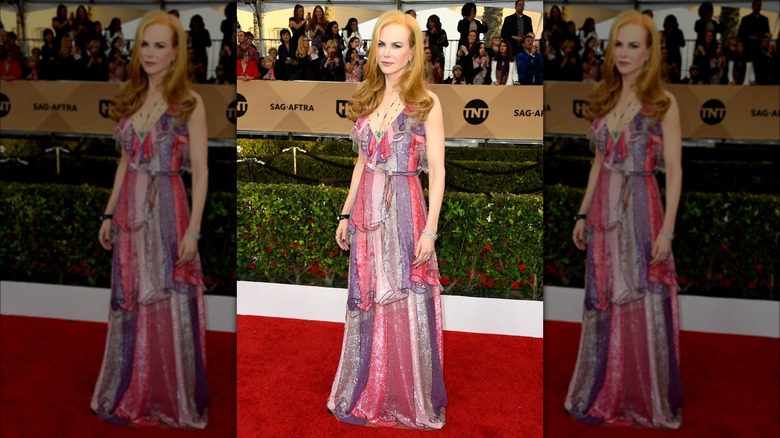 Nicole Kidman indossa un abito rosa e viola ai SAG Awards 2016