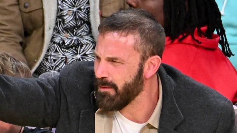 Ben Affleck seduto a bordo campo durante una partita dei Lakers