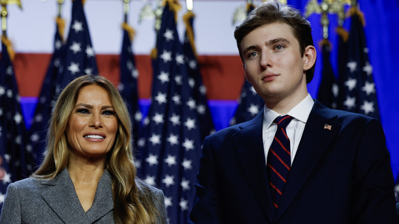 Melania Trump e Barron Trump sorridono