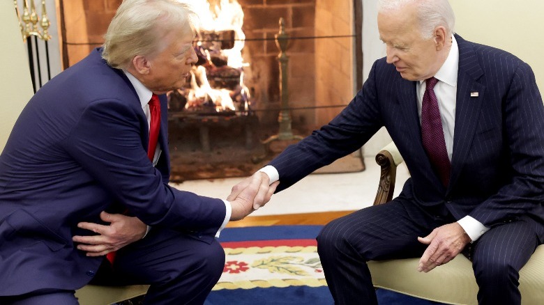 Donald Trump e Joe Biden si stringono goffamente la mano nello Studio Ovale (2024)