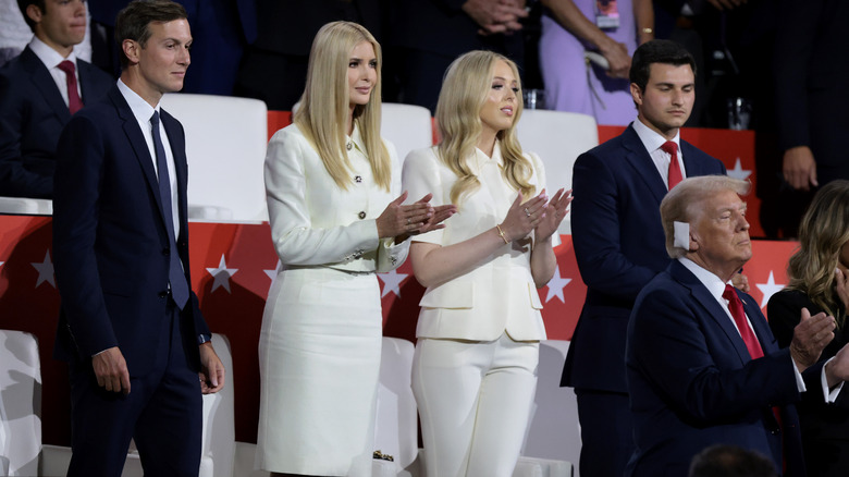 Tiffany Trump accanto a Ivanka indossa un abito bianco