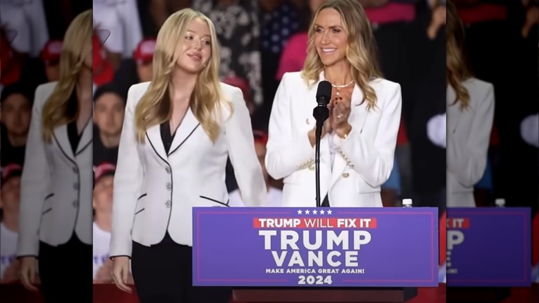 Tiffany Trump vestita di bianco sul palco con Lara Trump