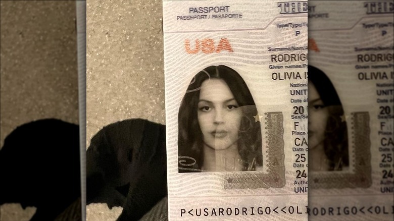 Foto parziale del passaporto di Olivia Rodrigo