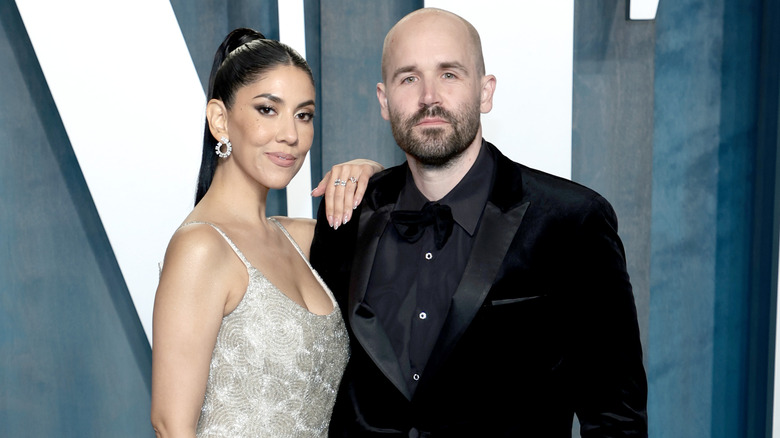 Stephanie Beatriz posa con la mano sulla spalla del marito Brad Hoss alla festa di Vanity Fair