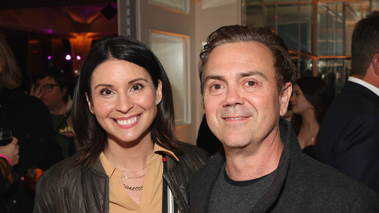 Beth Dover e Joe Lo Truglio sorridono alla telecamera