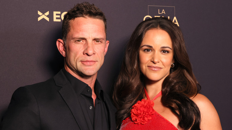 David Fumero indossa uno smoking nero; Accanto a lui Melissa Fumero in un abito rosso con dettagli floreali