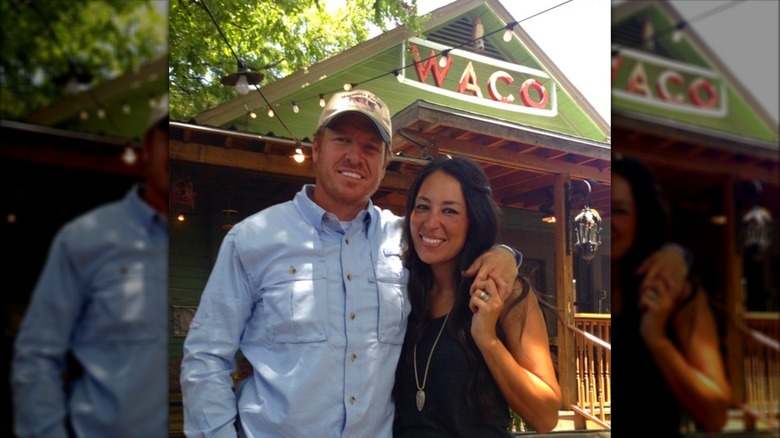 Chip Gaines e Joanna Gaines posano fuori Common Grounds a Waco