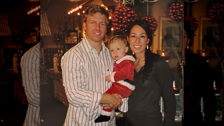 Chip Gaines tiene in braccio suo figlio Drake accanto a Joanna Gaines all'interno del Magnolia Market