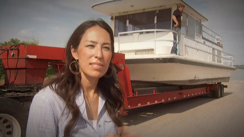 Joanna Gaines e Chip Gaines con la loro casa galleggiante a bordo 