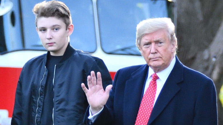 Barron Trump e padre Donald Trump attraversano il South Lawn a Washington, DC (2019)