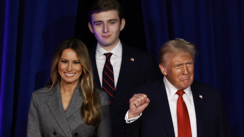 Melania Trump, Barron Trump e Donald Trump sul palco la notte delle elezioni 2024